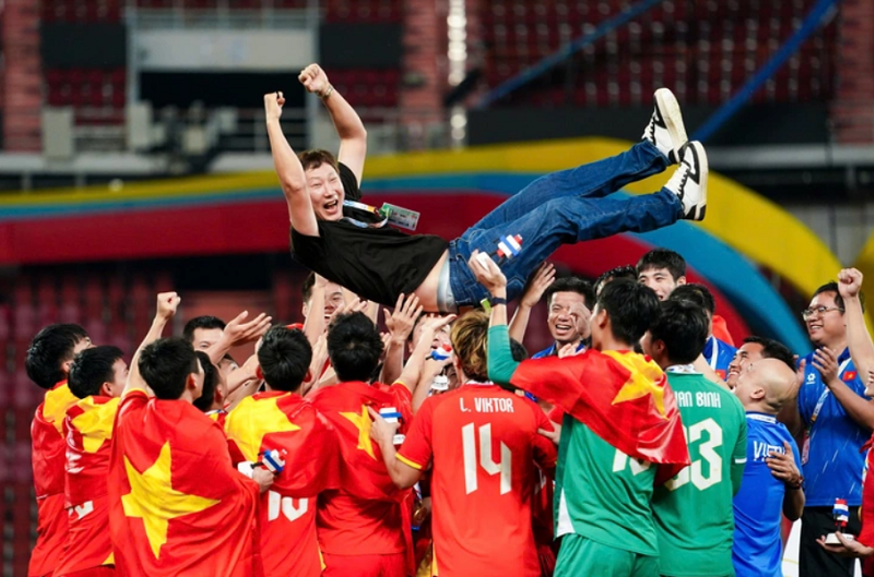 ‘Bàn tay ghế dự bị’ của HLV Kim Sang-sik nguy hiểm ra sao?